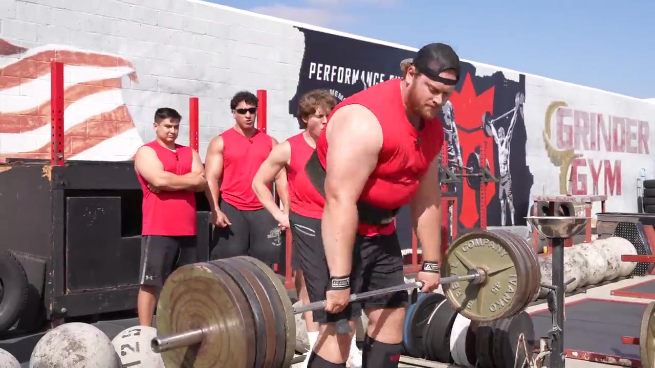 Deadlift tijdens de krachtwedstrijd tussen vegans en vleeseters