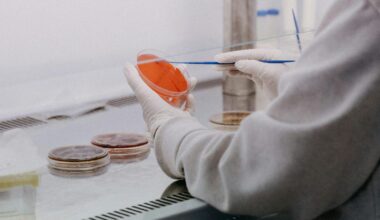 Petrischalen en een pipet in een laboratorium voor celkweek