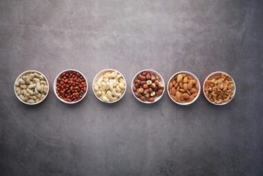 Kommen met bonen, tofu en noten op een keukentafel