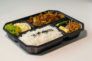 Vegetarische lunch met groenten en peulvruchten in een bedrijfskantine