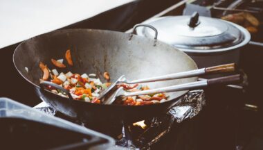 Plantaardige kipstukjes met groente in een wokpan