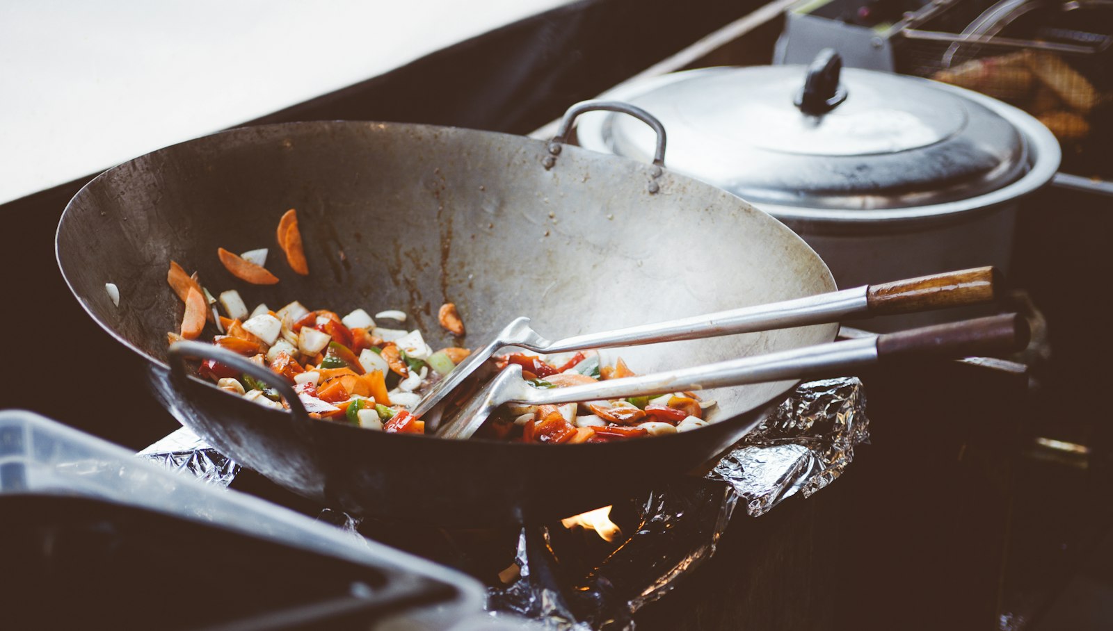 Plantaardige kipstukjes met groente in een wokpan