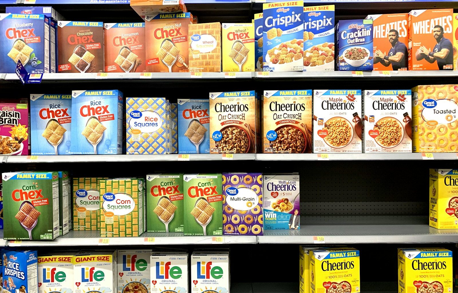 Schap met gedroogde bonen, linzen en kikkererwten in een supermarkt