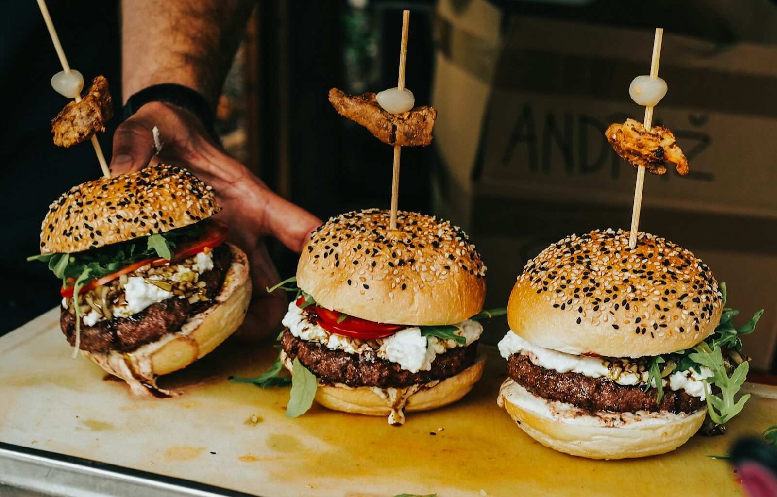 Plantaardige burgers en tofu in een supermarktkoeling