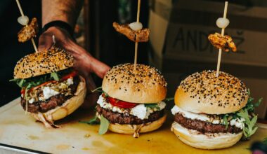 Plantaardige burgers en tofu in een supermarktkoeling