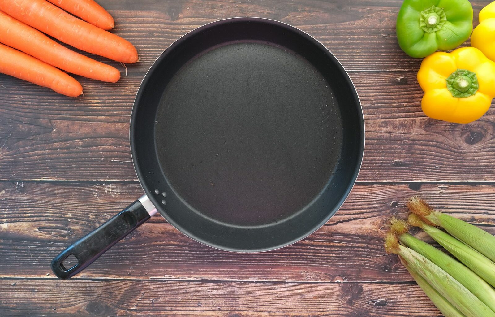 Krokant gebakken groentekoekjes in een koekenpan