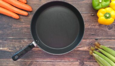 Krokant gebakken groentekoekjes in een koekenpan