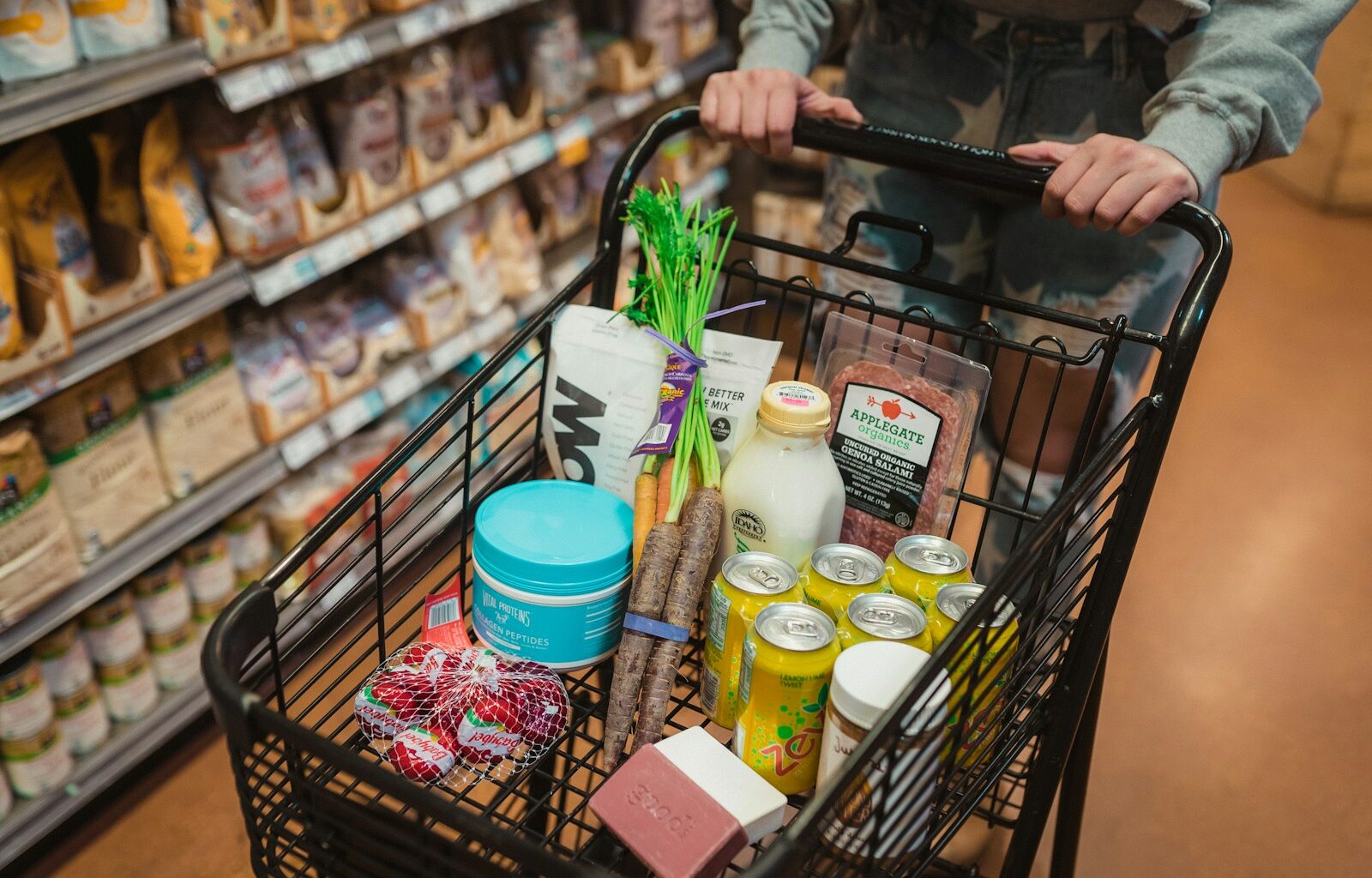 Winkelmandje met groente en peulvruchten in een supermarktgangpad