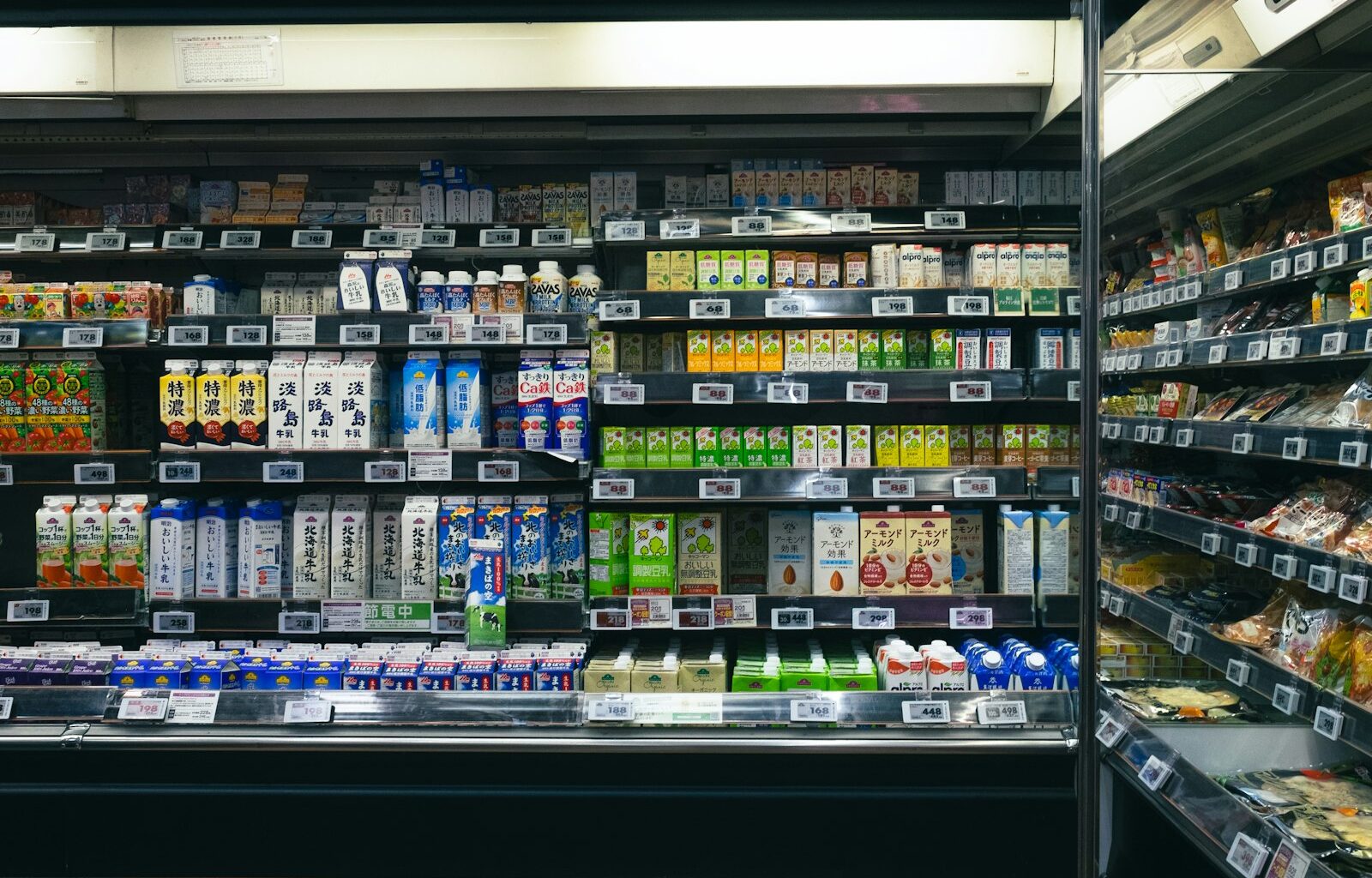 Supermarktschap met plantaardige melk en tofu in een Duitse supermarkt