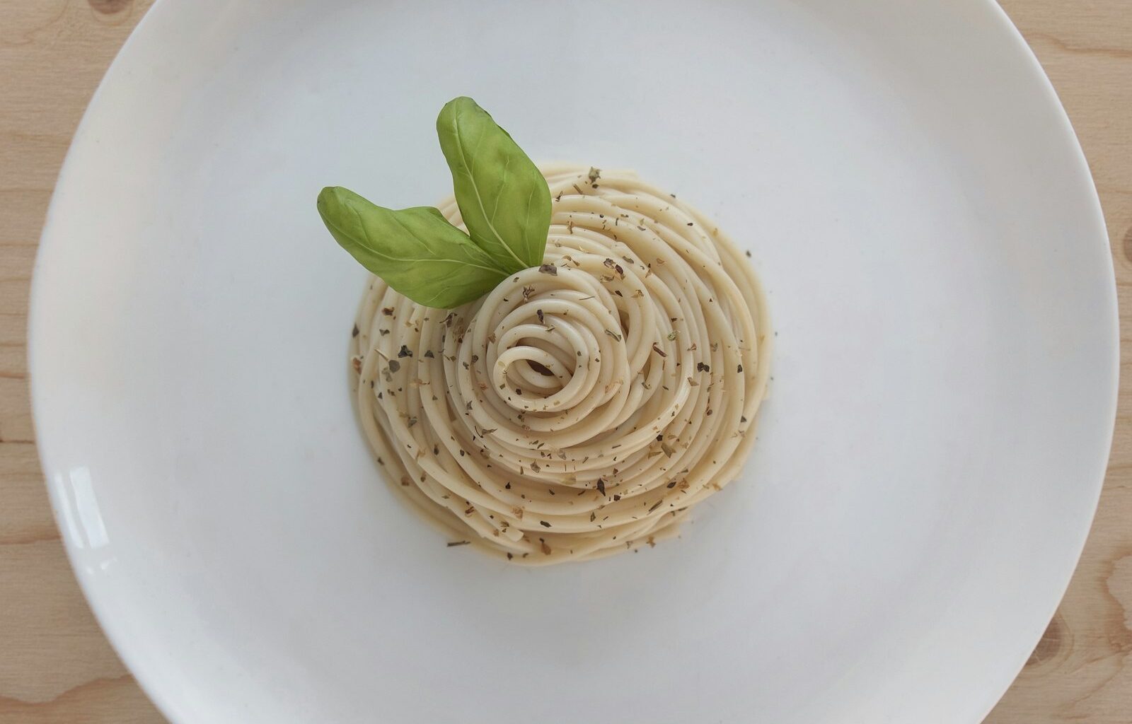 Spaghetti in een romige saus met zwarte peper