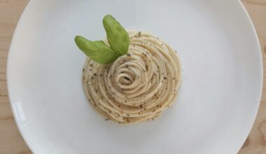 Spaghetti in een romige saus met zwarte peper