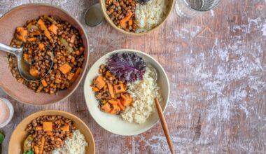 Kommen met tofu, linzen, kikkererwten en quinoa op een houten tafel