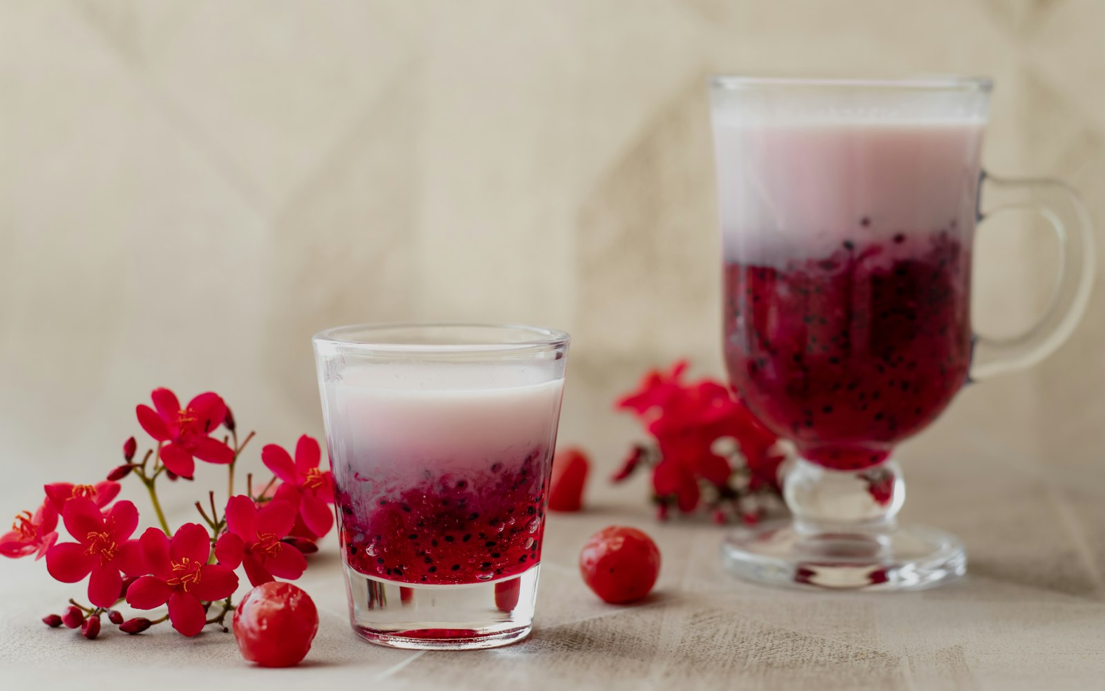 Glazen met verschillende soorten plantaardige melk op tafel
