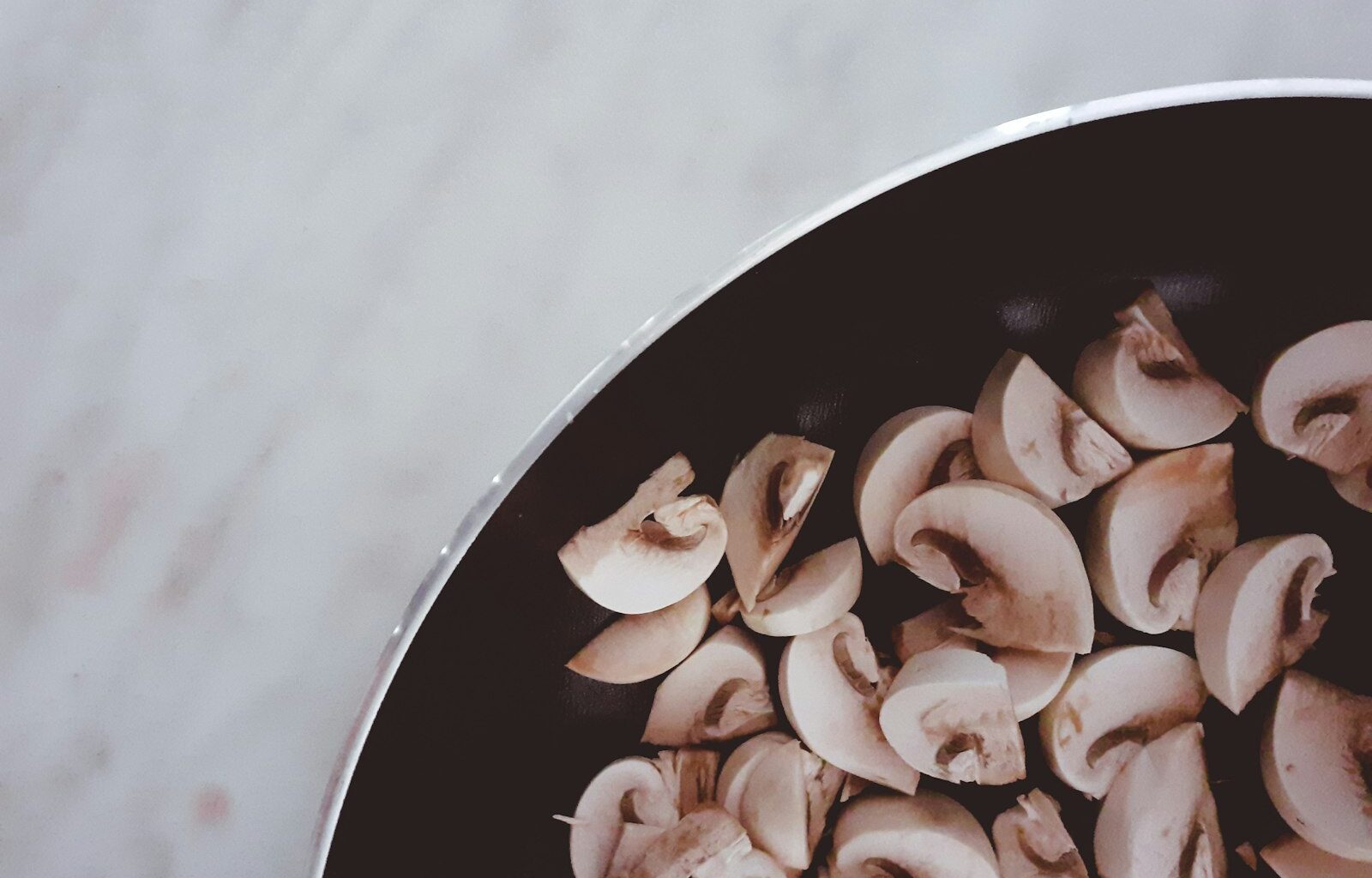 Pan met stroganoff van gebakken paddenstoelen in romige saus met verse dille