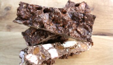 Brokken rocky road van chocolade met noten en pretzel op een plank