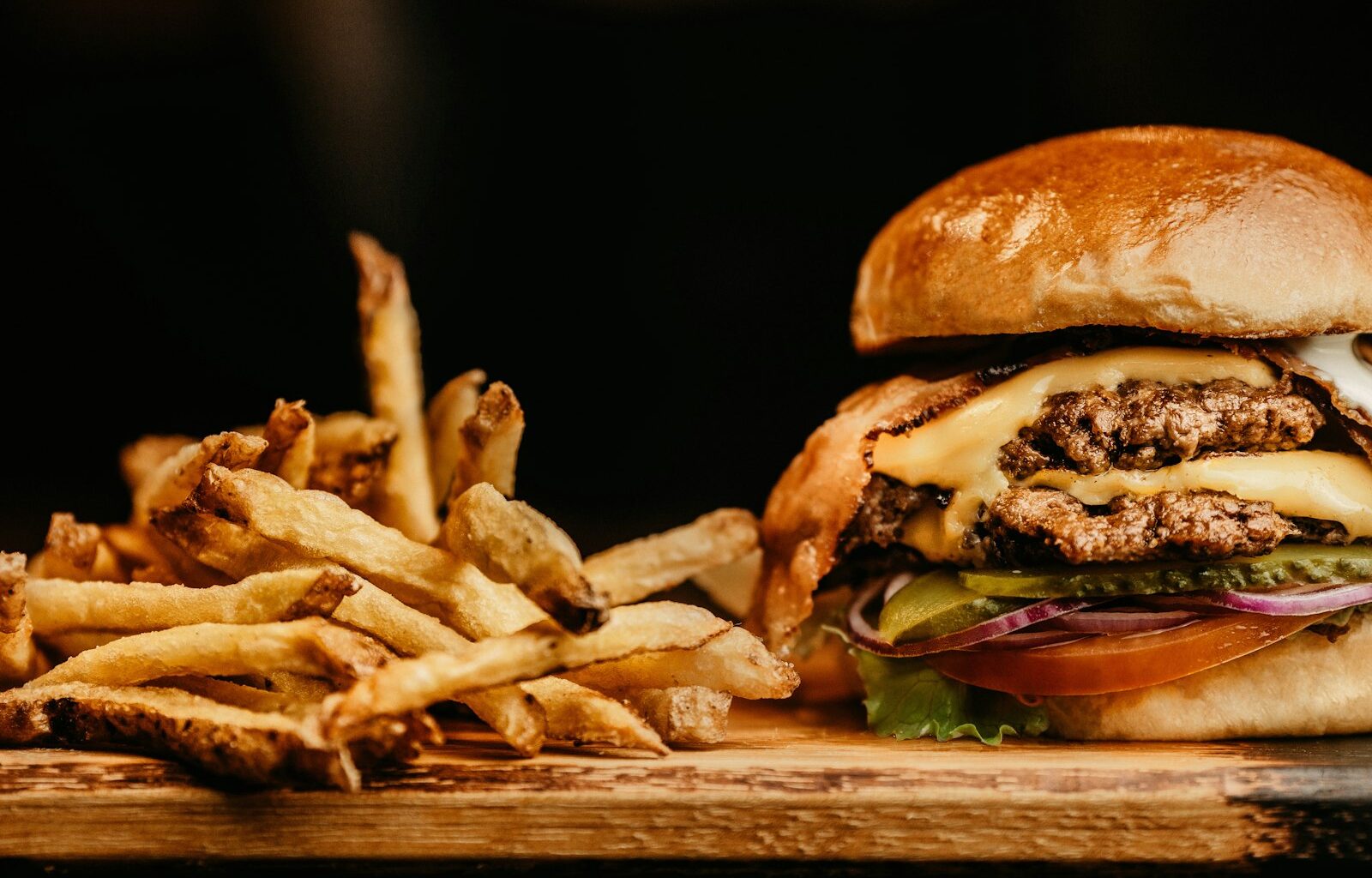 Burger met friet op een dienblad in een fastfoodrestaurant