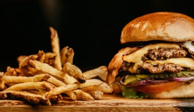 Burger met friet op een dienblad in een fastfoodrestaurant