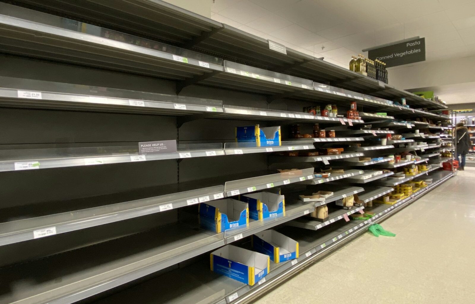 Lege groenteschappen in een supermarkt