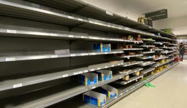 Lege groenteschappen in een supermarkt
