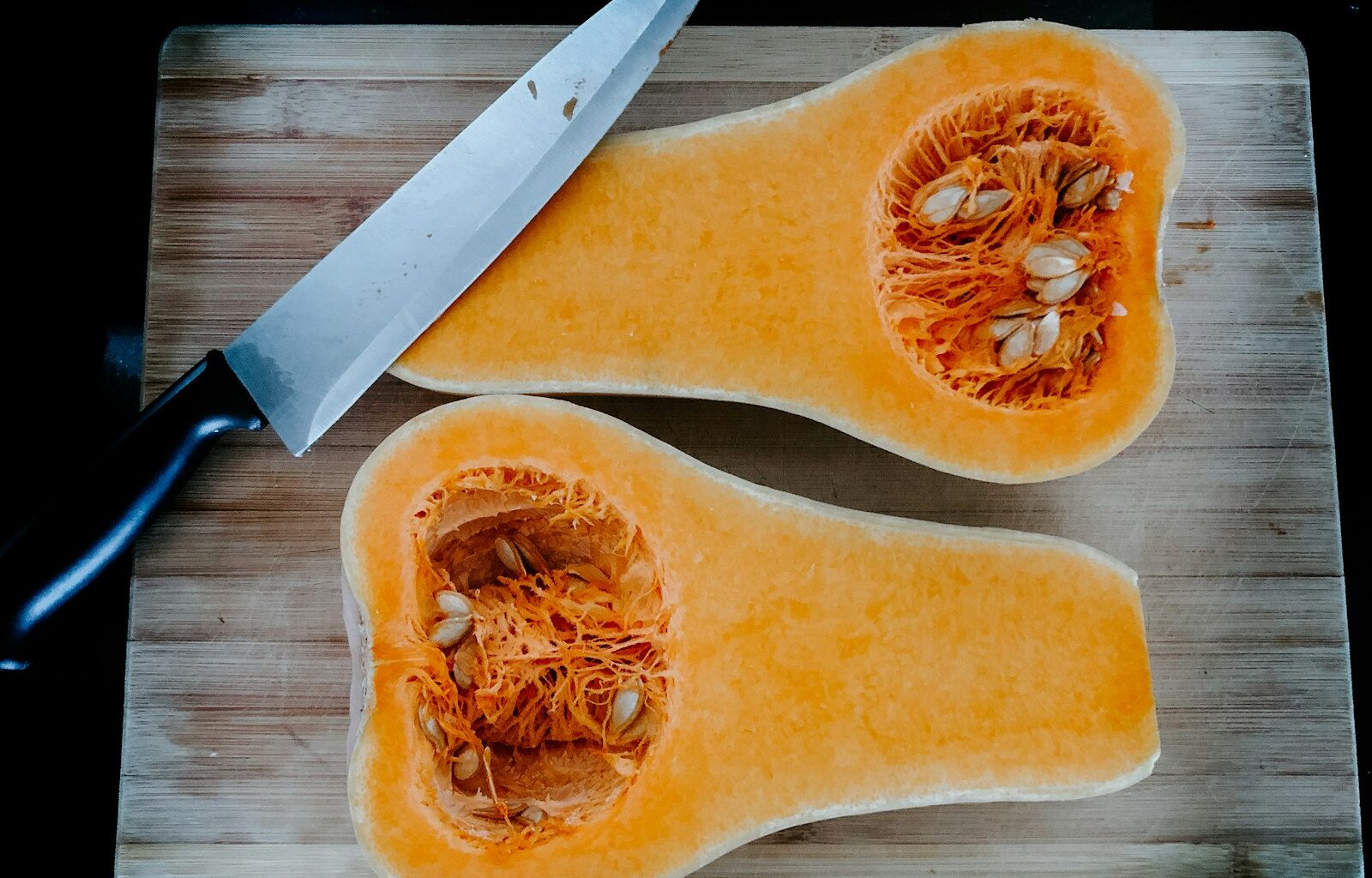 Geroosterde pompoen in partjes op een ovenschaal