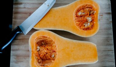 Geroosterde pompoen in partjes op een ovenschaal