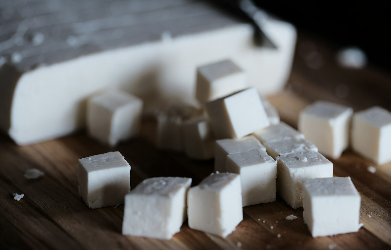 Blokken tofu en tempeh op een snijplank