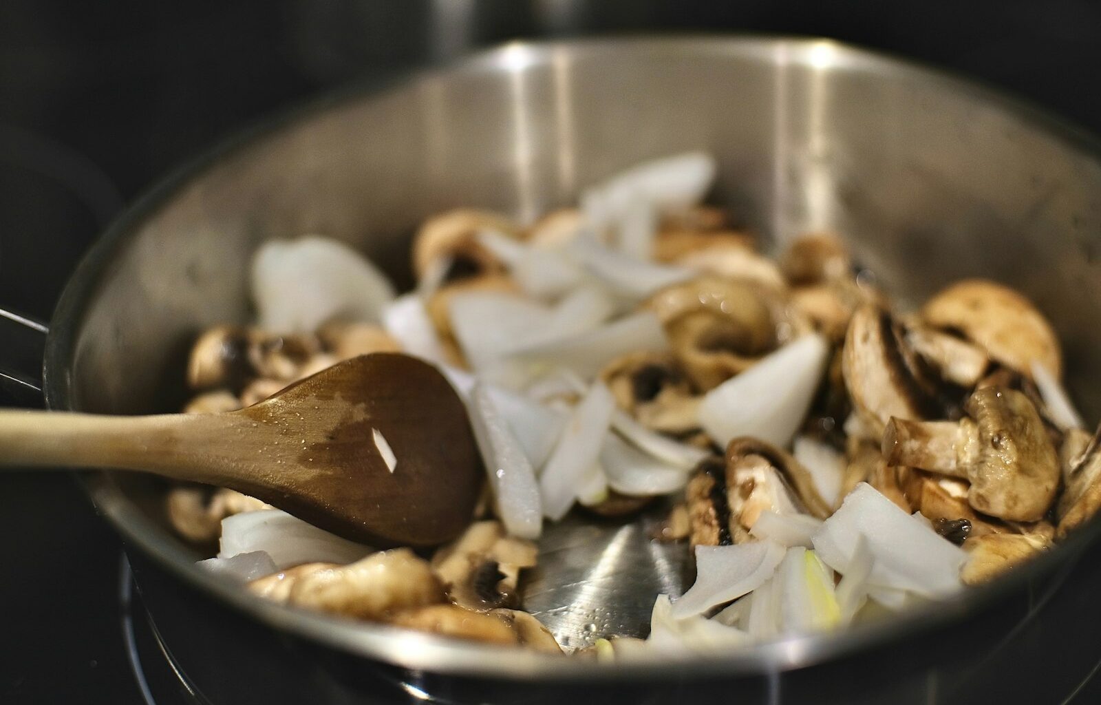 Goudbruin gebakken paddenstoelen met tijm in een koekenpan