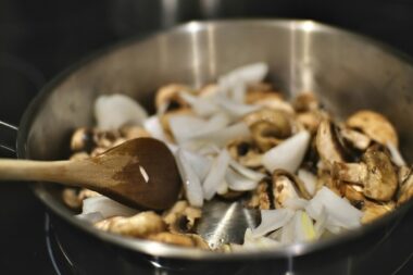 Goudbruin gebakken paddenstoelen met tijm in een koekenpan