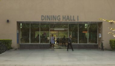Studenten bij de toonbank van een kantine met warme gerechten