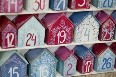 Adventskalender met geopende deurtjes op een houten tafel