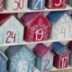 Adventskalender met geopende deurtjes op een houten tafel