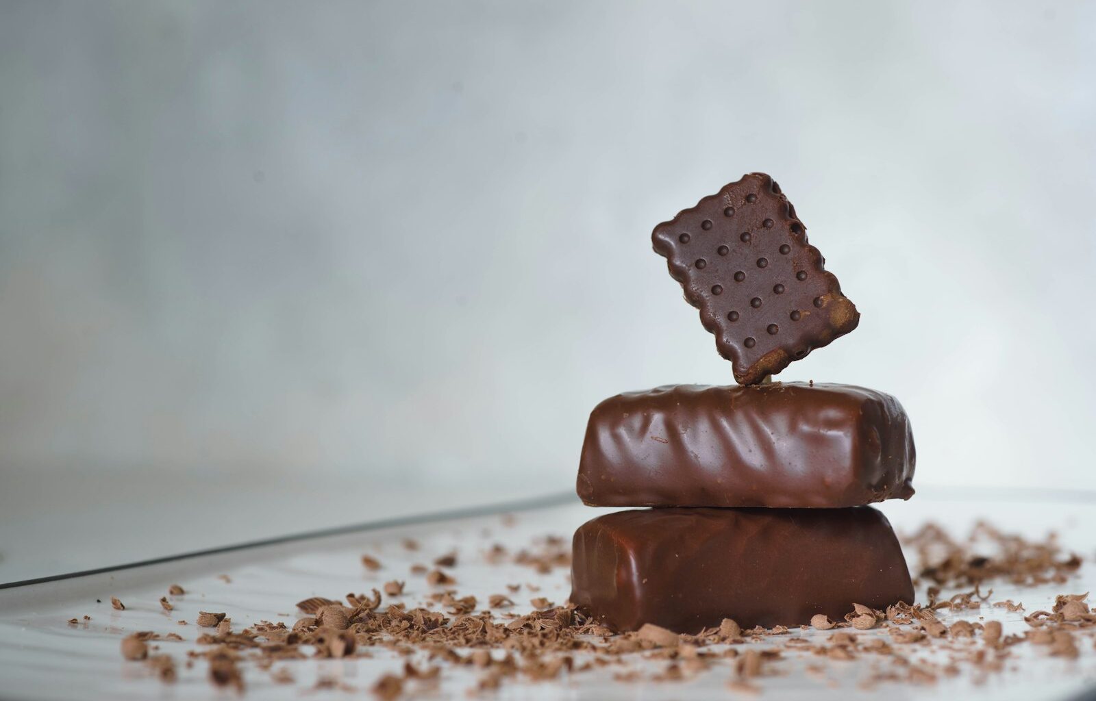 Chocoladerepen met karamel en koekje op een houten plank