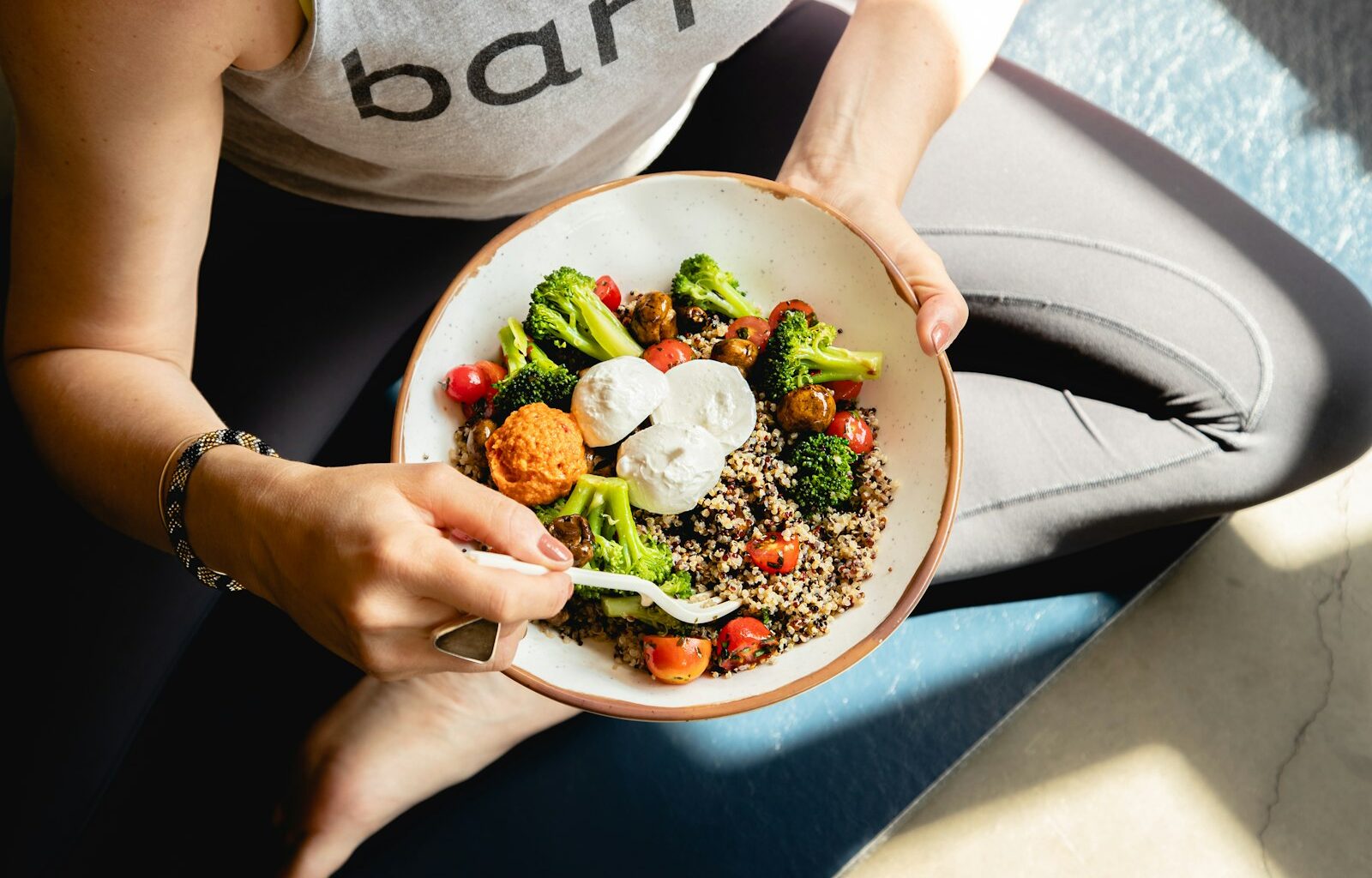 Kom met linzen, bonen en geroosterde groente op tafel