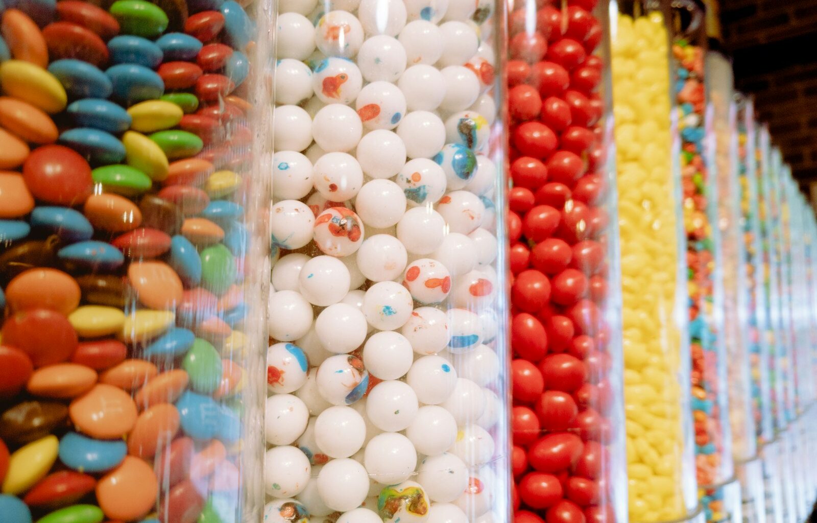 Kinderen voor een supermarktschap met snoep en koek