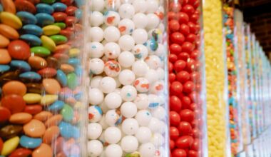 Kinderen voor een supermarktschap met snoep en koek
