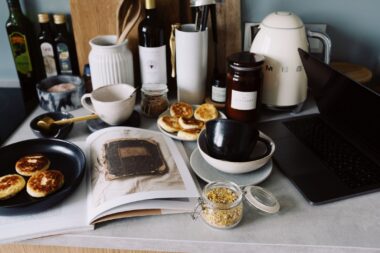 Keukenaanrecht met kookboek, waterkoker en zelfgemaakte pannenkoekjes