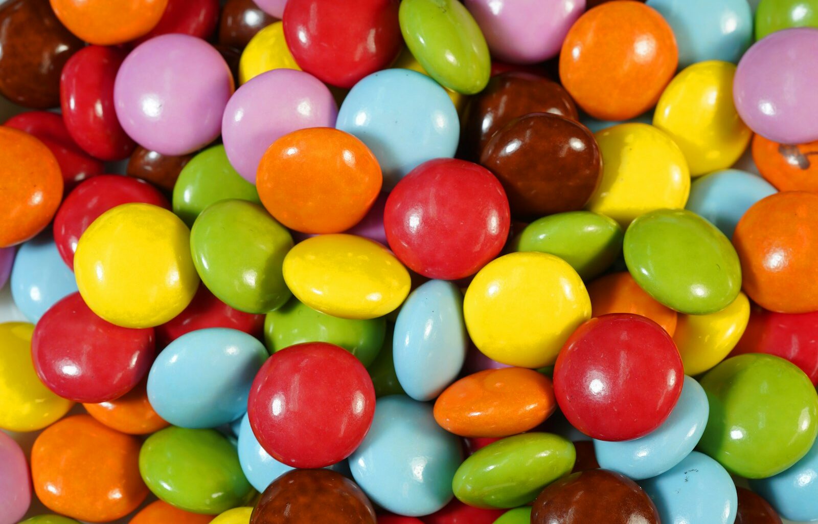 Gekleurde chocoladedragees in een schaal