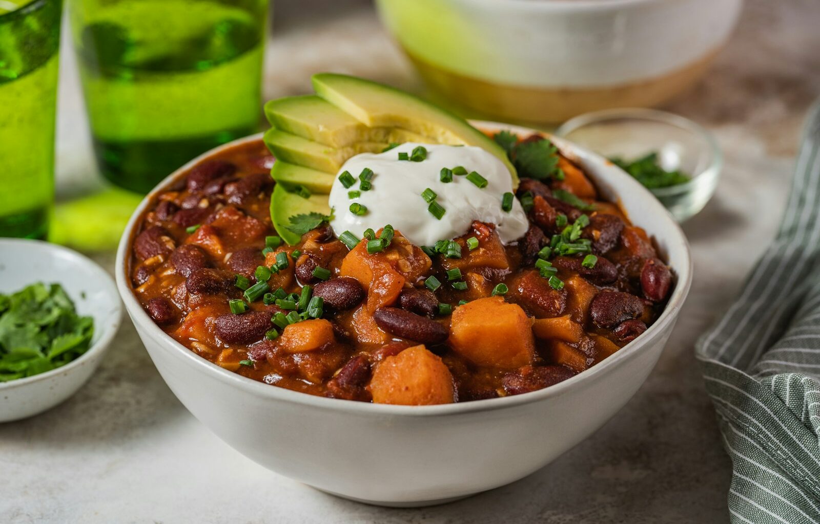 Kom chili met zoete aardappel, kidneybonen en tomaat