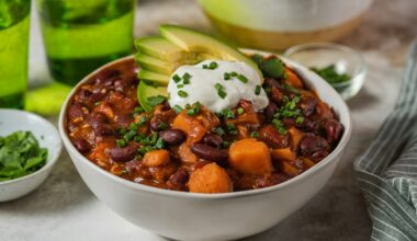 Kom chili met zoete aardappel, kidneybonen en tomaat